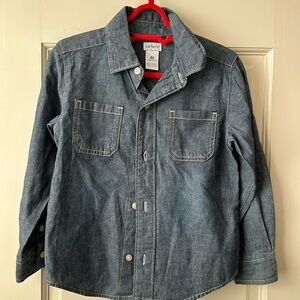 Carter’s kids 4T denim button down shirt. Lightweight & 100% cotton. Like new!